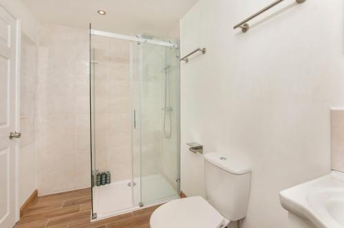 a bathroom with a shower and a toilet at Five Bedroom Holiday House York Centre - Peace house in York