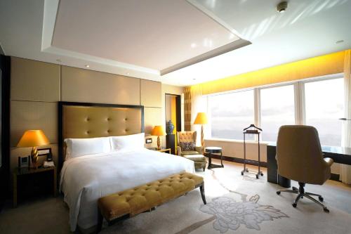 Postel nebo postele na pokoji v ubytování InterContinental Dalian by IHG