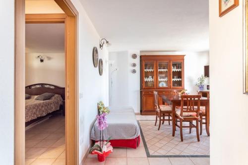 una sala con tavolo e sala da pranzo di Rifugio Marino il tuo angolo di paradiso a Funtana Meiga