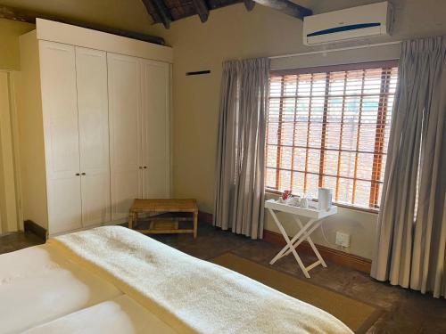 Katil atau katil-katil dalam bilik di Safari Club Guest Lodge OR Tambo International Airport