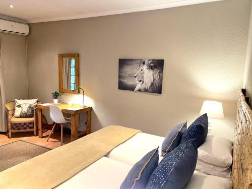 Ruang duduk di Safari Club Guest Lodge OR Tambo International Airport