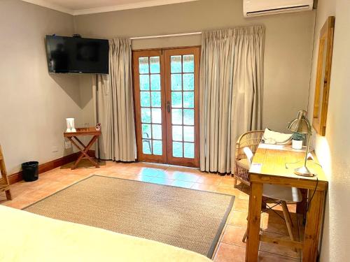 Katil atau katil-katil dalam bilik di Safari Club Guest Lodge OR Tambo International Airport