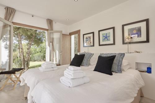 Postel nebo postele na pokoji v ubytování Deluxe Ibizan Retreat Stunning Sea Views Can Juana 6 Bedroom A Short Drive To The Beach San Jose