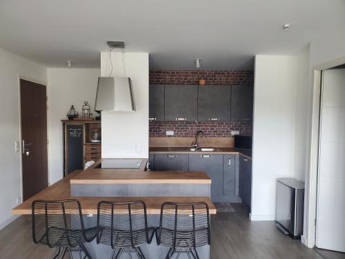 - une cuisine avec une table et quatre chaises dans l'établissement Joli appartement proche du centre-réseau orange pour capter, à Saint-Fargeau-Ponthierry