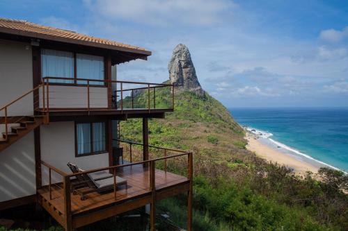 uma casa numa colina com vista para o oceano em Pousada Ecológica Akanã em Fernando de Noronha