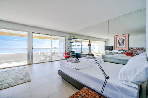 1 Schlafzimmer mit 2 Betten und Meerblick in der Unterkunft SUNNY in Villeneuve-Loubet