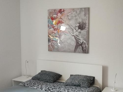 - une chambre avec un tableau au-dessus d'un lit dans l'établissement Apartments City of Hearts 1 & 2, à Zagreb