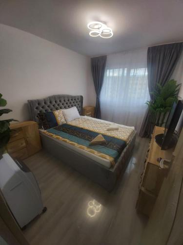 a bedroom with a bed and a television in it at Breaza Comfort Apartment in Breaza