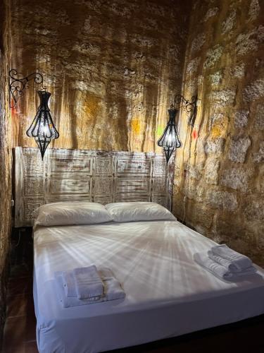 una camera da letto con un letto e due asciugamani di Experience Museum a Agrigento