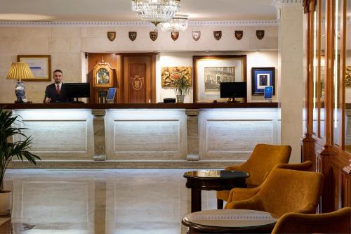 Телевизор и/или развлекательный центр в Hotel Inglaterra