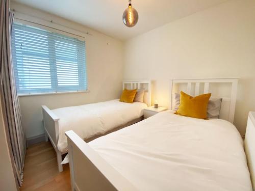 una camera con due letti e una finestra di 18 Coastline apartment a Newquay