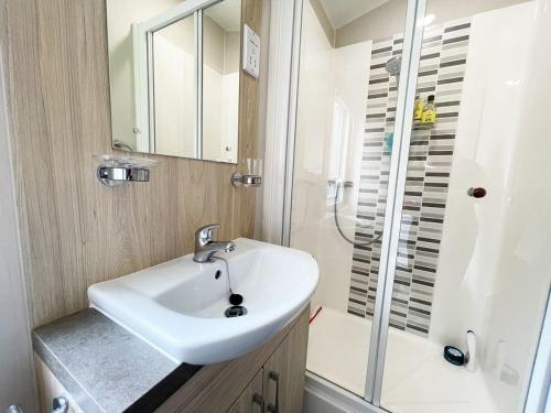 y baño con lavabo y ducha. en 11 Porth Valley Retreat, en Newquay Bay Resort