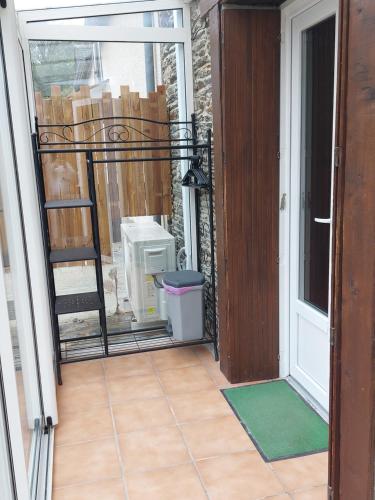 una puerta abierta a una habitación con balcón en Chez Aurélie et Guillaume, en Guéméné-Penfao