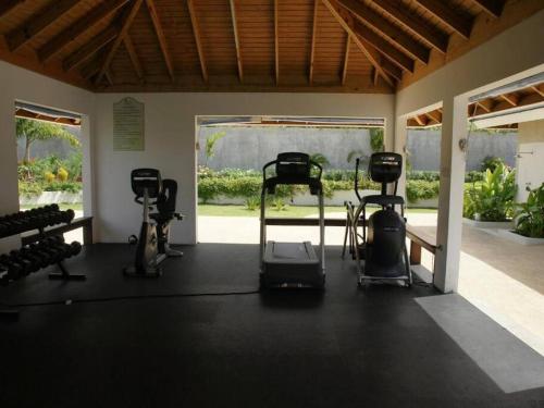 einen Fitnessraum mit mehreren Trainingsgeräten in einem Raum in der Unterkunft Vacation Home at The Palms Richmond in Richmond