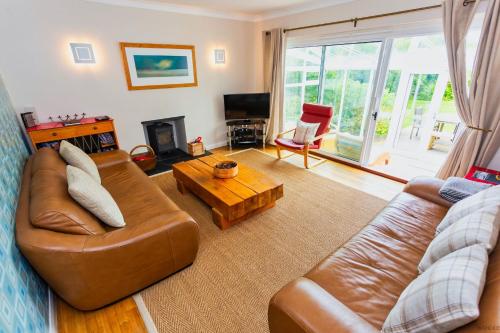 Ruang duduk di CROYDE PATHFIELDS 4 Bedrooms