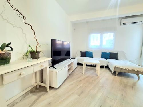 豐希羅拉的住宿－AA Guest - Sol Eco Apartment Lateral Sea Views，带沙发和电视的白色客厅