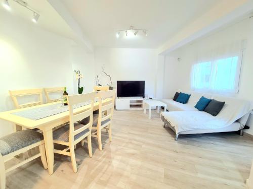 豐希羅拉的住宿－AA Guest - Sol Eco Apartment Lateral Sea Views，客厅配有桌子和沙发
