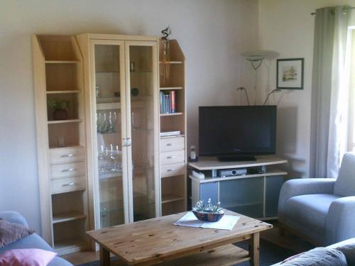 uma sala de estar com uma televisão e uma mesa de centro em Ferienwohnung Familie Köck em Mauth