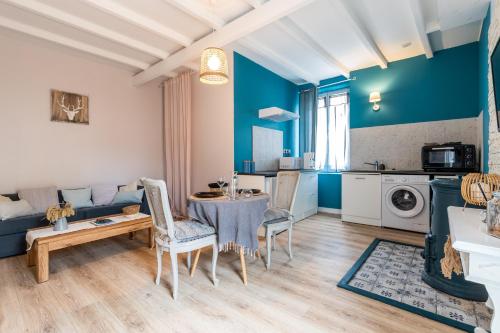 un salon avec une table et un canapé dans l'établissement Gite bien etre sauna et spa, à Vertheuil-en-Médoc