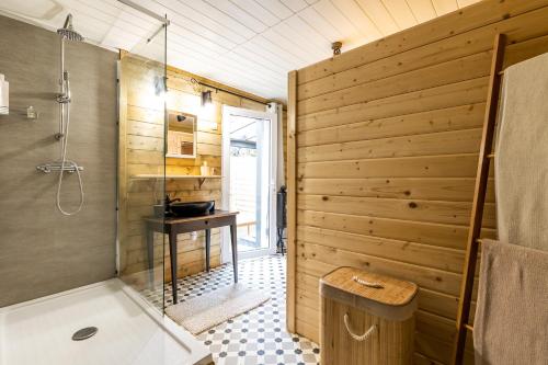 une salle de bain avec douche et baignoire dans l'établissement Gite bien etre sauna et spa, à Vertheuil-en-Médoc