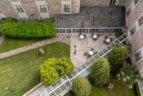 an overhead view of a courtyard with tables and trees at Parador de Vilalba in Villalba