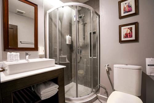 曼谷的住宿－素坤逸班20號酒店，带淋浴、卫生间和盥洗盆的浴室