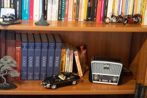 a book shelf with a radio and a toy car on it at okakosolykos in Kostitsi