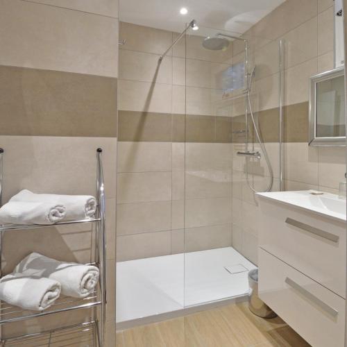 une salle de bain avec douche et lavabo dans l'établissement Bungalows Du Maquis, à Porto-Vecchio