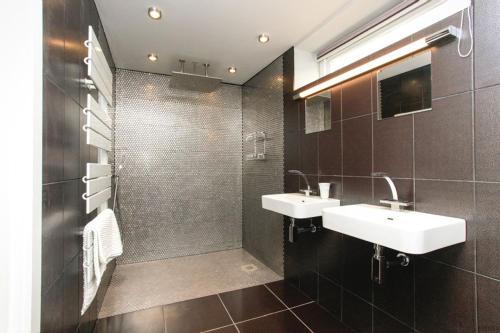 Bilik mandi di CROYDE WISTERIA COTTAGE 4 Bedrooms