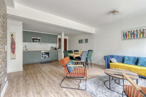 un salon avec un canapé et une table dans l'établissement Branded New 4 Bdrs Flat - Huge Terrace - Prime Loc, à Paris