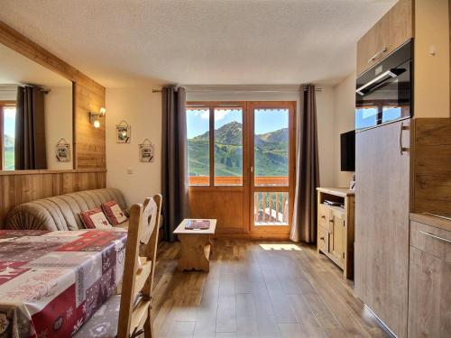 Uma área de estar em Appartement Belle Plagne, 2 pièces, 4 personnes - FR-1-455-90