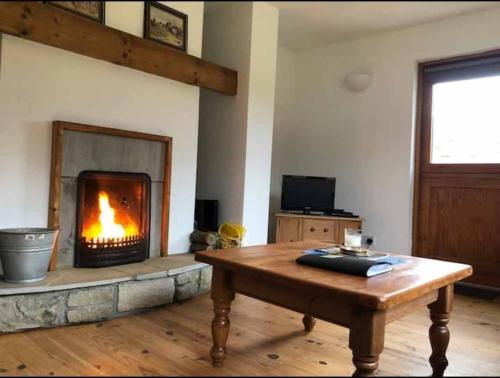 Televizors / izklaižu centrs naktsmītnē Kearneys Cottage, Dugort, Achill Island, County Mayo - 3 Bedroom Sleeps 6