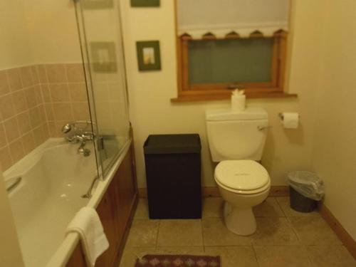 a bathroom with a toilet and a tub and a sink at Kearneys Cottage, Dugort, Achill Island, County Mayo - 3 Bedroom Sleeps 6 in Bellanasally