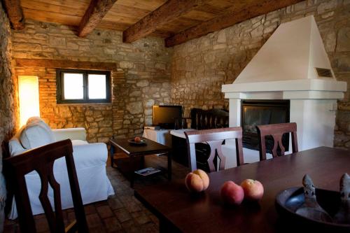 uma sala de estar com uma mesa e uma lareira em Ca' Marisa Aquileia em Aquileia