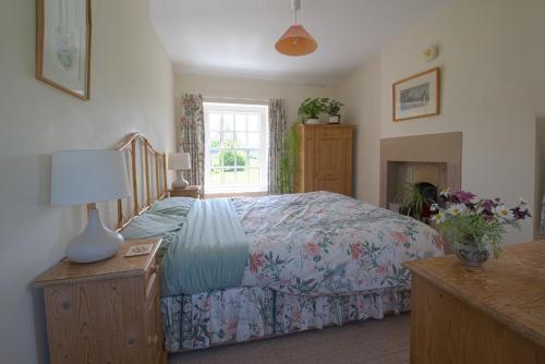 1 dormitorio con cama y ventana en The Old Cart Shed in the Peak District, en Bakewell