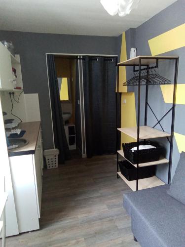 uma sala de estar com uma cozinha e uma sala com uma cozinha em Cosy em Marselha