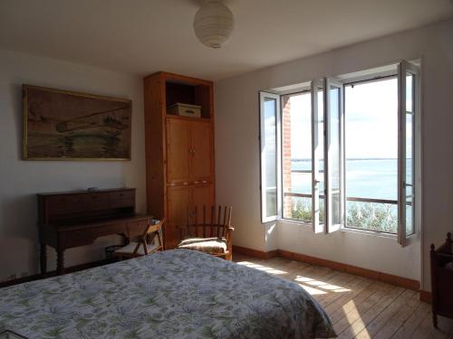Posteľ alebo postele v izbe v ubytovaní Villa in Normandy with Beach Access