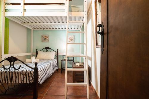 1 dormitorio con litera y escalera en Terraza del Atlántico en Playa de Santiago