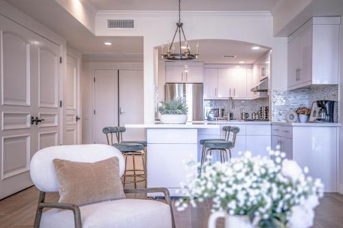 @ Marbella Lane - Alluring Home in LBC 2BR