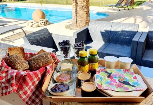 stół piknikowy z tacą chleba i napojów w obiekcie Chambre carpediem w Orange