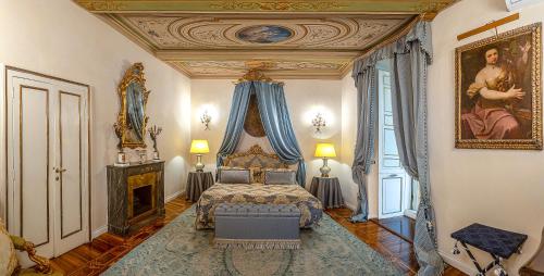 una camera da letto con un letto e un dipinto sul soffitto di Residenza Ruspoli Bonaparte a Roma