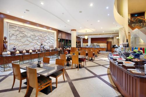 En restaurant eller et andet spisested på Holiday Inn Resort Batam by IHG