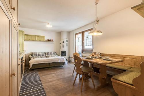 ein Wohnzimmer mit einem Tisch und einem Bett in der Unterkunft Casa Relax in Oberrasen