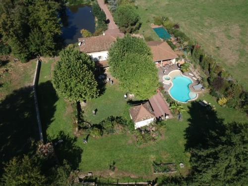 una vista aérea de una casa con piscina en CHAMBRES DES EAUX 28 "baptistine", en Sarcey