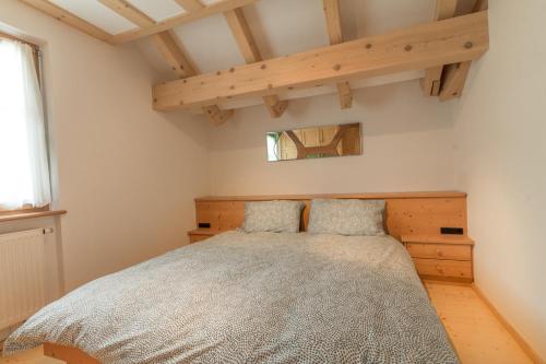 een slaapkamer met een groot bed in een kamer bij Casa Serena in San Candido