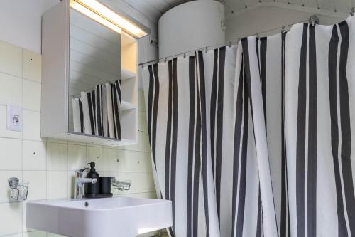 baño con lavabo y cortina de ducha en Central Attic - City view, en Brunico
