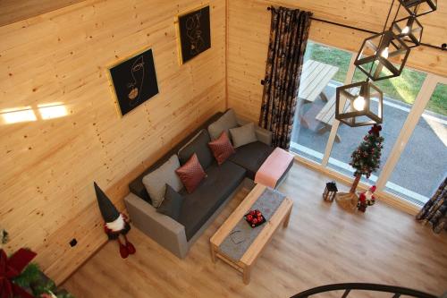 an overhead view of a living room with a couch at Domek Misi - Misiowa Polanka - domek z możliwością dodatkowego wynajęcia sauny in Kamienna Góra