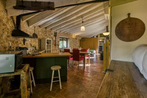 Foto Can Lluna Rural House 3 Apartments, Patio, BBQ & Hiking 3