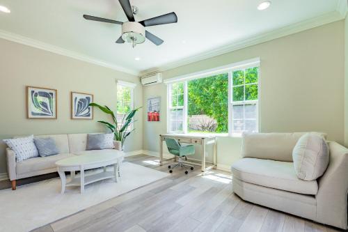 Ruang duduk di @ Marbella Lane - Modern and Sophisticated Home