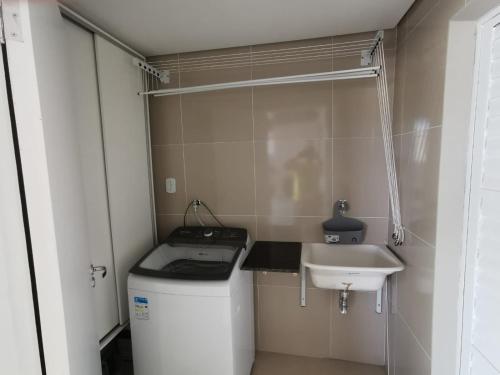 a small bathroom with a toilet and a sink at Casa Flora - Jacuzzi exclusiva e conforto absoluto a 10 quadras da praça central in Bonito